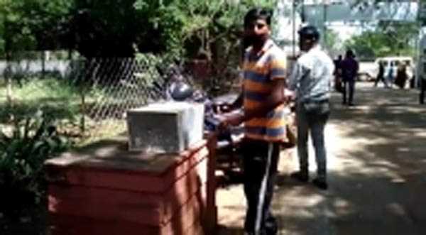 शिवपुरी में कोरोना का डर, आवेदन के लिए लगाई गई पेटी